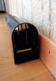 Schlagfallentunnel an der Wand aufgestellt.