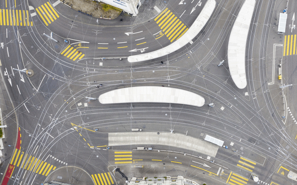 Luftaufnahme des Tram- und Bushaltestelle "Central" in Zürich, Schweiz, am Sonntag, 29. März 2020. 