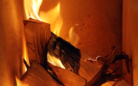 In Öfen und Cheminées darf kein behandeltes Holz verbrannt werden.