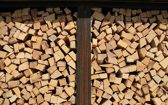Aufgestapelte Holzscheite 