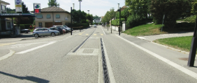 Corminboeuf (FR) - Route du Centre, Strassenraumgestaltung mit Rinnen in der Fahrbahnmitte