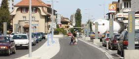 Köniz (BE) - Schwarzenburgstrasse, Strassenraumgestaltung mit Stelen am Strassenrand