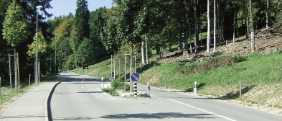 Prêles (BE) - Route de Neuveville, westlicher Dorfeingang mit Eingangspforte