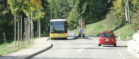 Prêles (BE) - Route de Neuveville, Bus und Pw am horizontalen Versatz