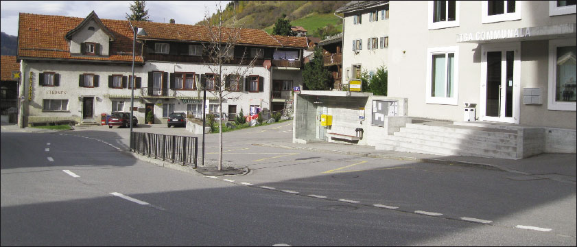 Tinizong-Rona (GR) - Julierstrasse, von der Fahrbahn abgesetzte Postautohaltestelle vor dem Gemeindehaus