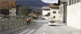 Tinizong-Rona (GR) - Julierstrasse, neues Trottoir im Ortskern