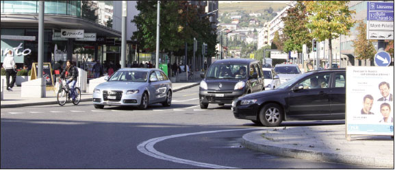 Vevey (VD) - Avenue du Général-Guisan Verkehrsablauf dichter Verkehr im Kreisverkehr am Place de la Gare