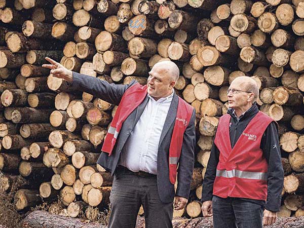 Holzexperten Markus Brunner (Direktor WaldSchweiz) und Felix Lüscher (Stv. Geschäftsführer Forstbetrieb der Oberallmeindkorporation Schwyz OAK)