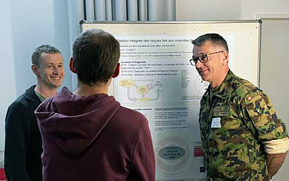 Teilnehmer der Waldbrand-Fachtagung tauschen sich in einer Gruppenarbeit aus