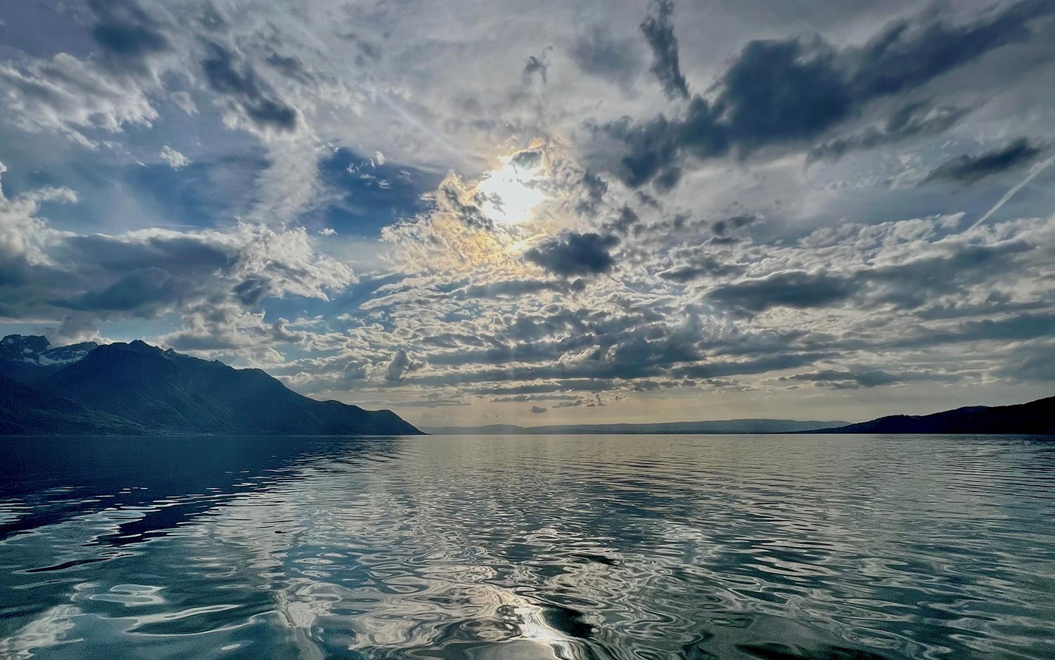 Lac Léman mit Sonne und Wolken