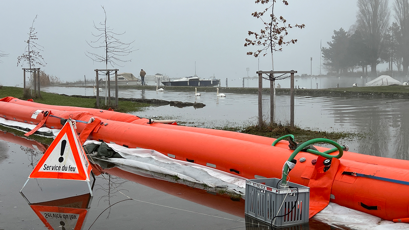Mobile Hochwasserschutzmassnahmen am Neuenburgersee bei Yverdon-les-Bains (18.12.2023)