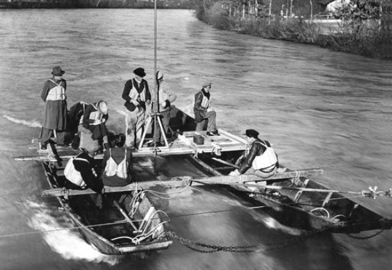 Abflussmessung im Jahr 1944: Auf zwei Weidlingen querte ein Team bestehend aus einem Ingenieur, einem Sekretär, einem Messgehilfen und Pontonieren die Aare. Der an einer Stange befestigte Messflügel wurde dazu ins Wasser gelegt.