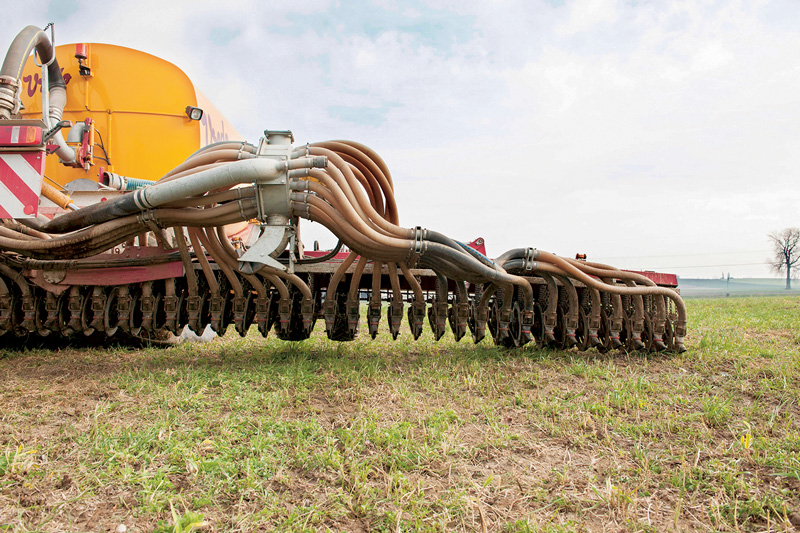 Der Gülledrill ist eine emissionsarme Technik zur Verteilung der Gülle. Der Ammoniakausstoss ist nur halb so gross wie bei der Ausbringung mit dem Druckfass.