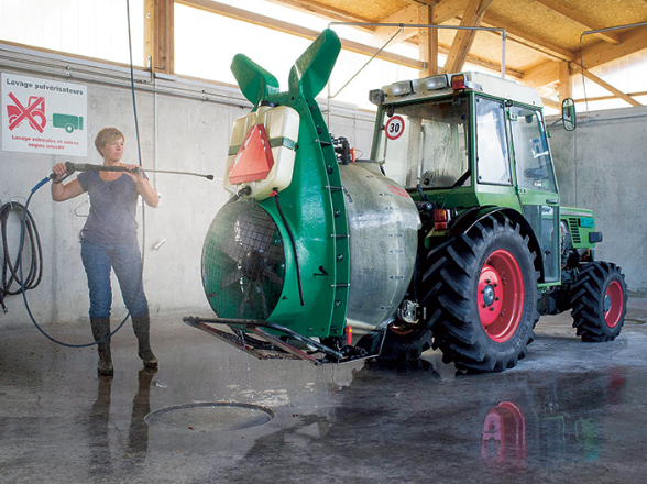 Frau mit Traktor