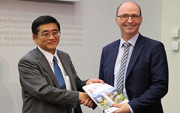 BAFU-Direktor Marc Chardonnens (rechts) und der stellvertretende Generalsekretär der OECD, Masamichi Kono, präsentierten den 3. Umweltprüfbericht der OECD am 27.11.2017 in Bern den Medien.