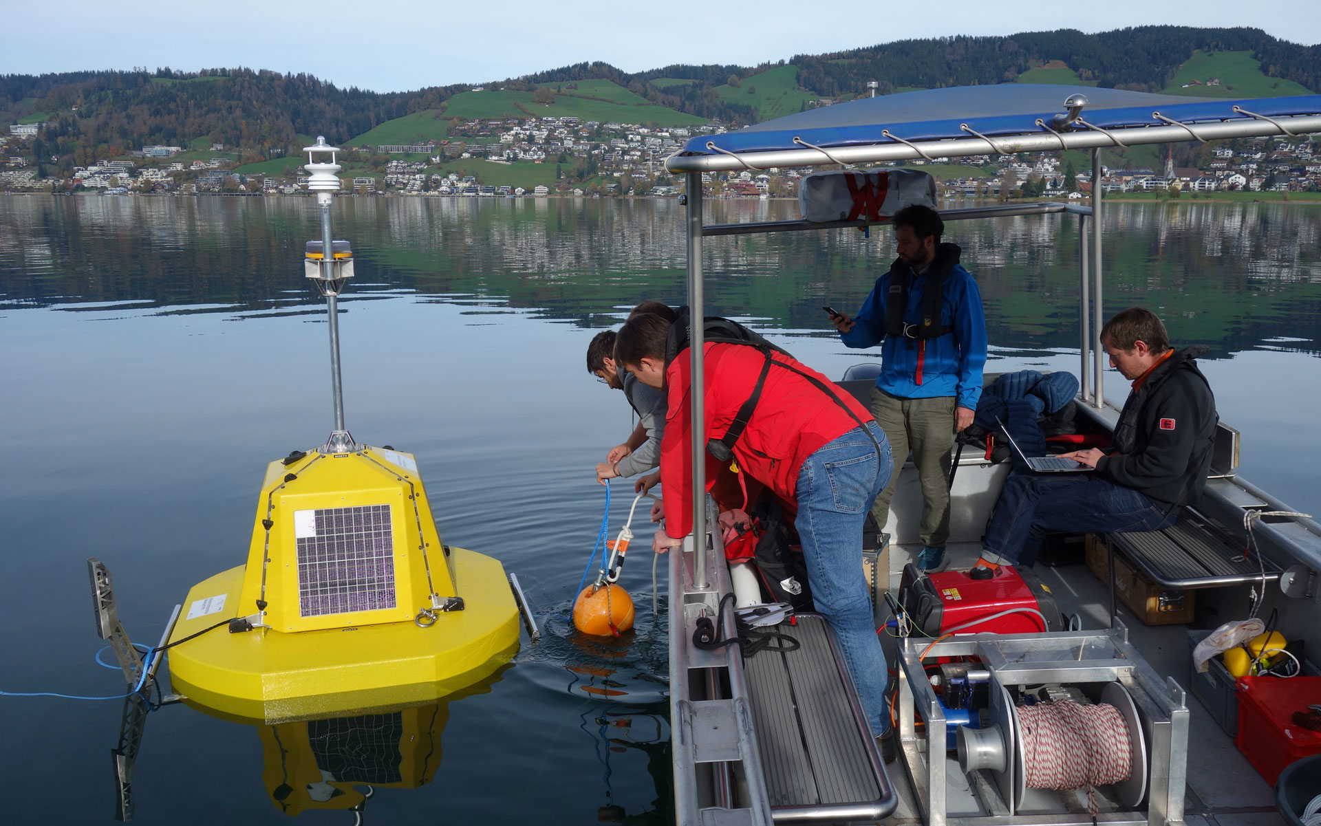Installation of the measuring buoy on Lake Aegeri