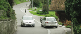 Gerzensee (BE) - Dorfstrasse: rencontre voiture / voiture