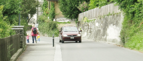 Gerzensee (BE) - Dorfstrasse: piétons et voiture dans l’espace routier