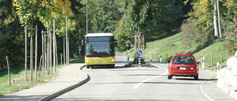 Prêles (BE) - Route de Neuveville, bus et voiture sur décrochement horizontal