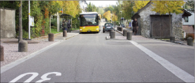 Uitikon (ZH) - Zürcherstrasse, ecoulement du trafic, car postal et rétrécissement de la chaussée