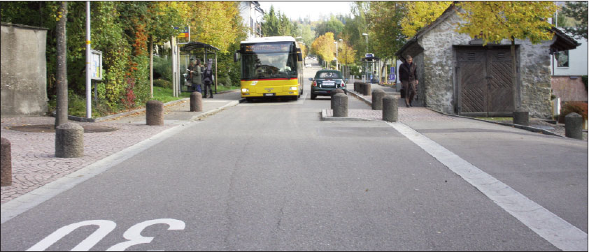Uitikon (ZH) - Zürcherstrasse, ecoulement du trafic, car postal et rétrécissement de la chaussée