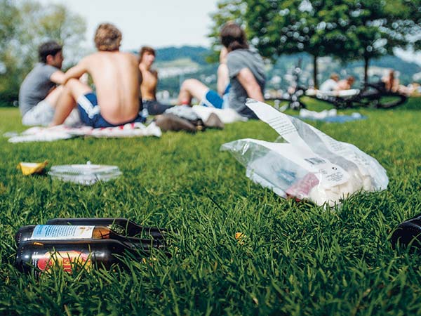 Littering auf einer Wiese