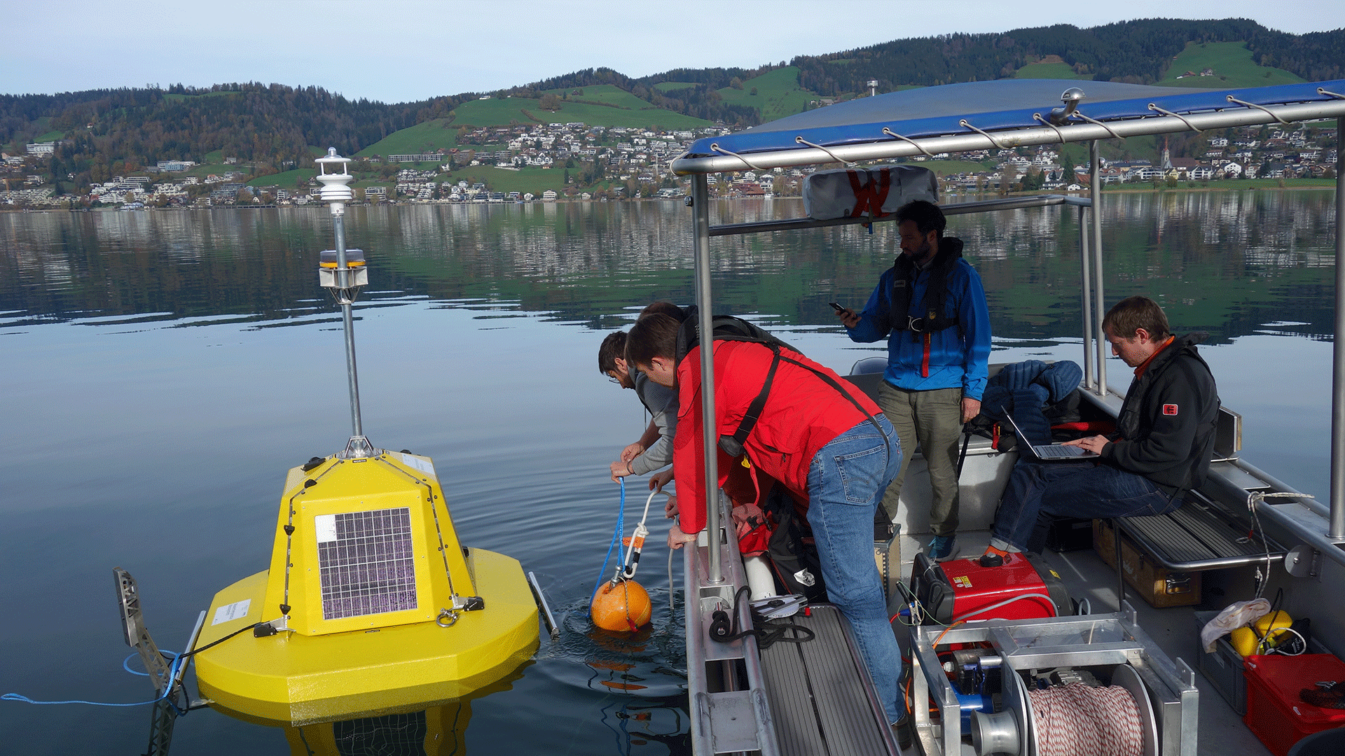Installation de la bouée de mesure sur le lac d’Aegeri