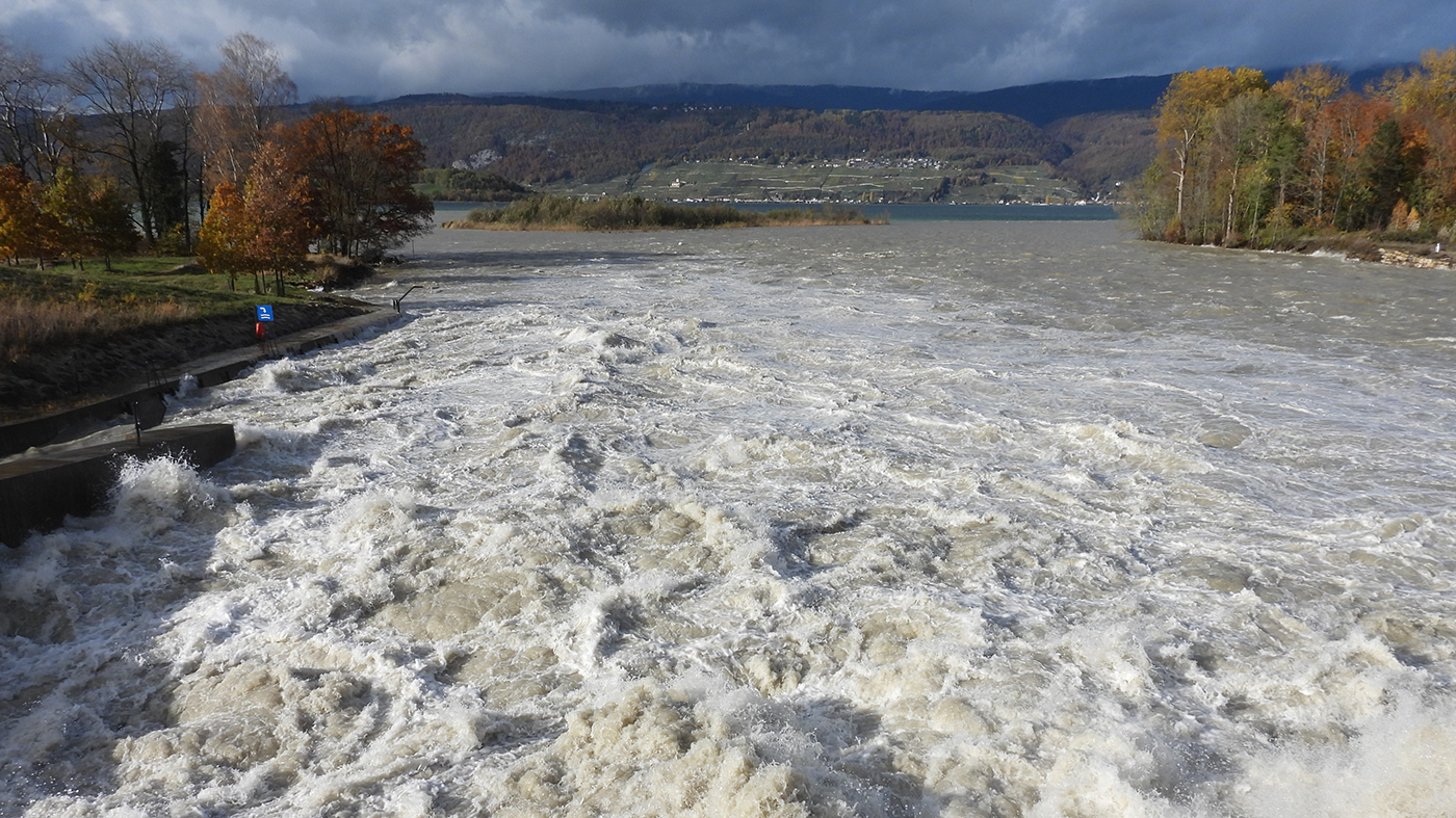 Hochwasser bei der Mündung des Aare-Hagneck-Kanals in den Bielersee bei Hagneck (15.11.2023)