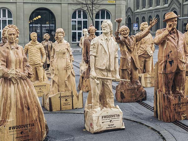 Woodvetia-Figuren auf dem Waisenhasplatz in Bern