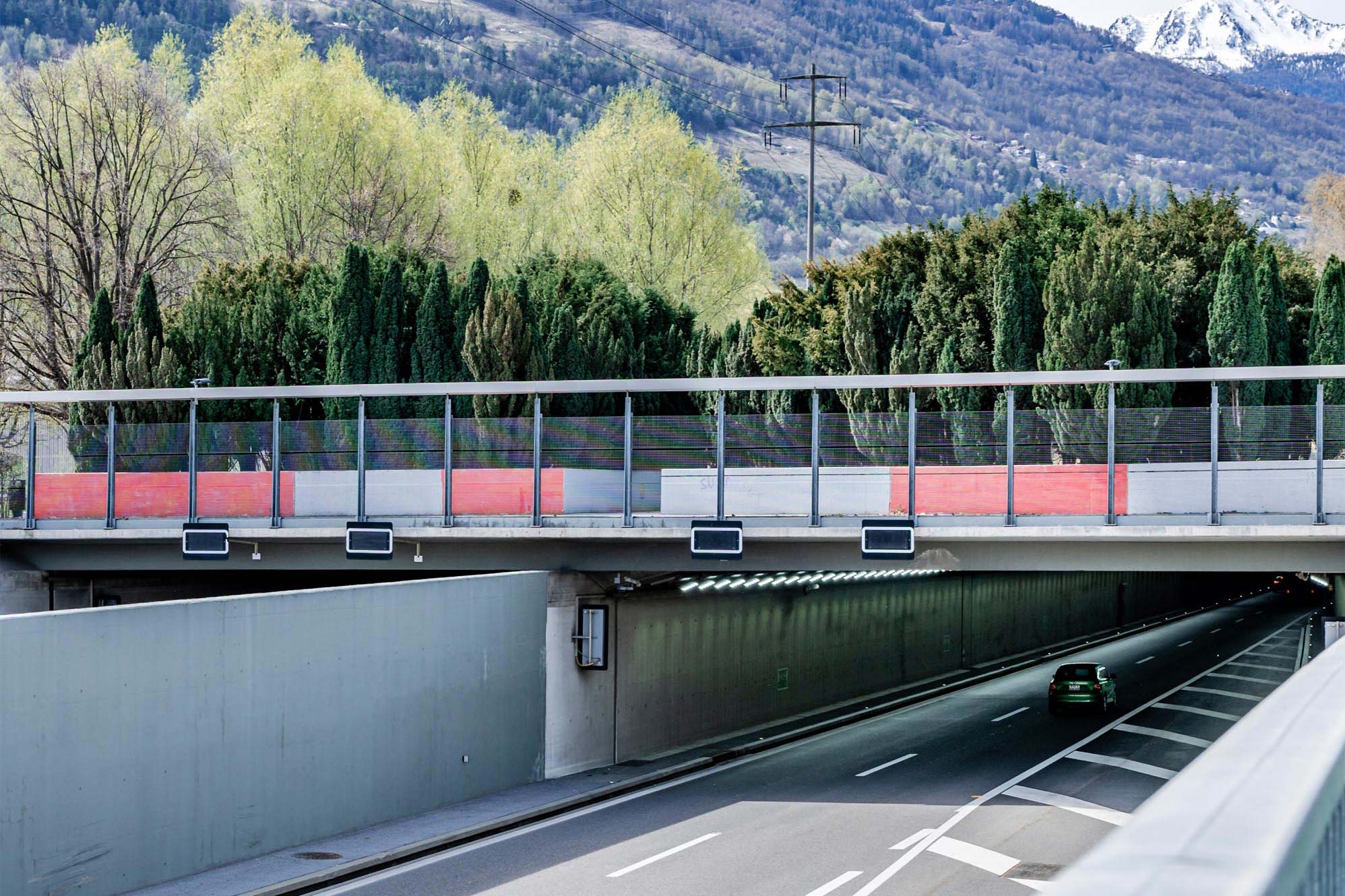 Überdachter Abschnitt der A9 bei Sion