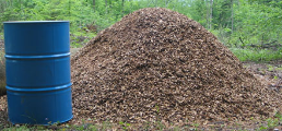 A efficacité énergétique égale, quantité de combustible différente: 1 baril de mazout équivant à 1,5 mètre cub de plaquettes de bois.