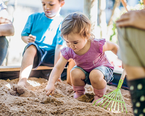 Kleinkinder im Sandkasten