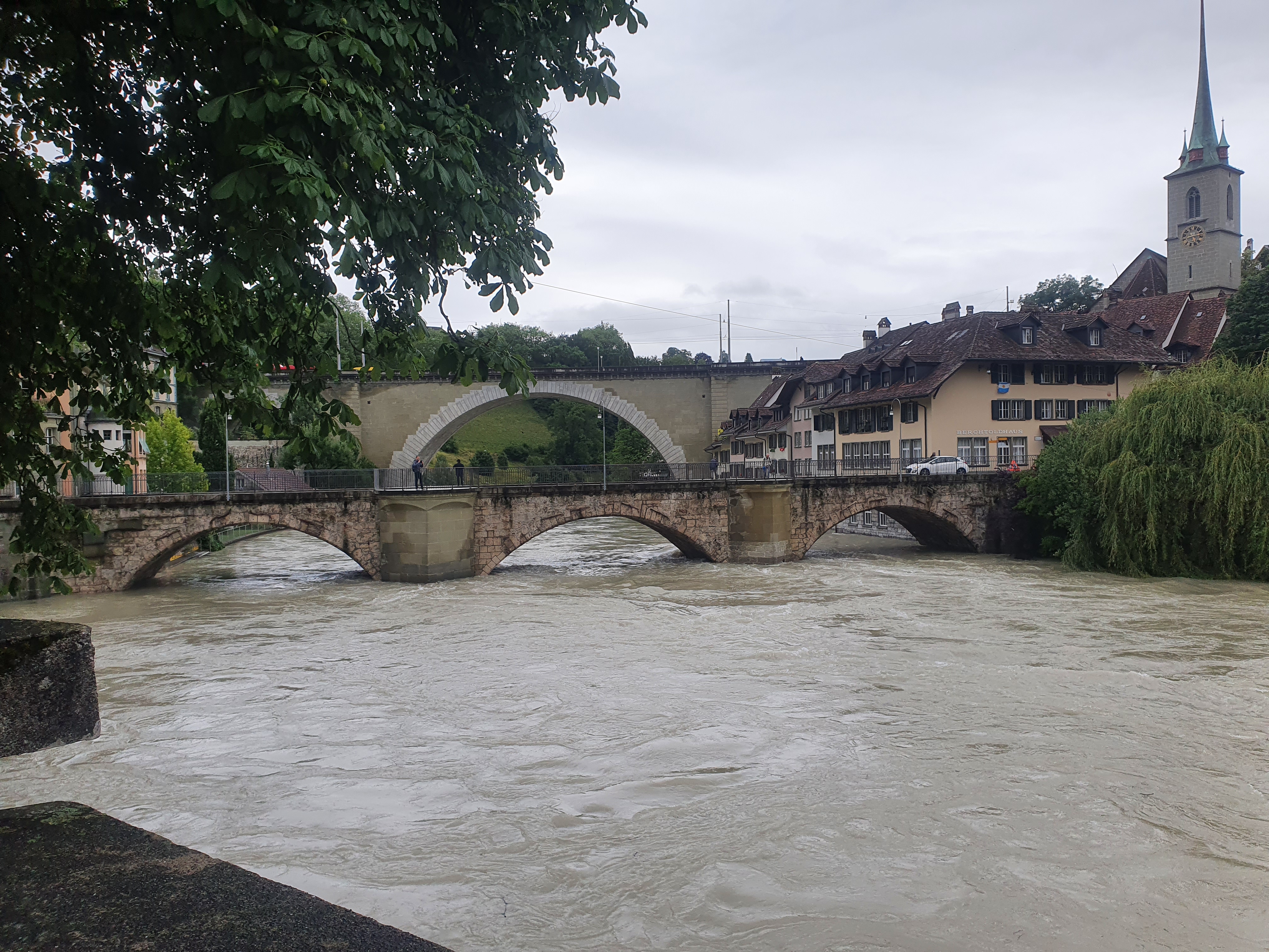 Die hochwasserführende Aare in Bern