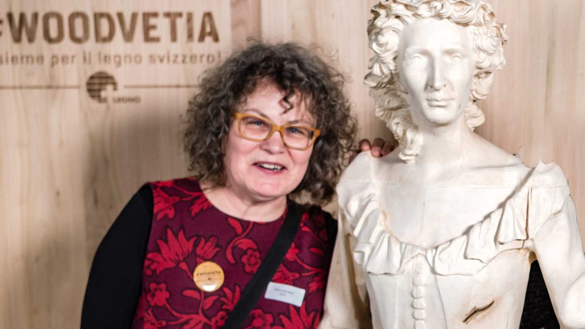 Claire-Lise Suter con una scultura in legno di Marie Tussaud, fondatrice del Museo delle cere famoso in tutto il mondo, che, dal 2017 al 2018, ha fatto parte della campagna Woodvetia diretta da Claire-Lise Suter.